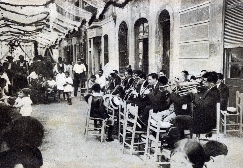 Orquestra en un carrer guanit a les Festes de Gràcia de 1930 (Ajuntament de Barcelona) Orquestra en un carrer guanit a les Festes de Gràcia de 1930 (Ajuntament de Barcelona)