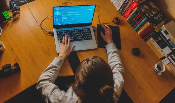 La formació online és una via habitual per aprendre IA. © Czapp Arpad / Pexels