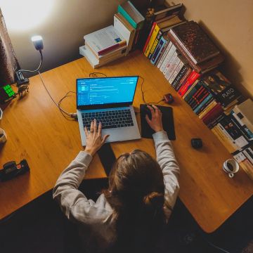 La formació online és una via habitual per aprendre IA. © Czapp Arpad / Pexels
