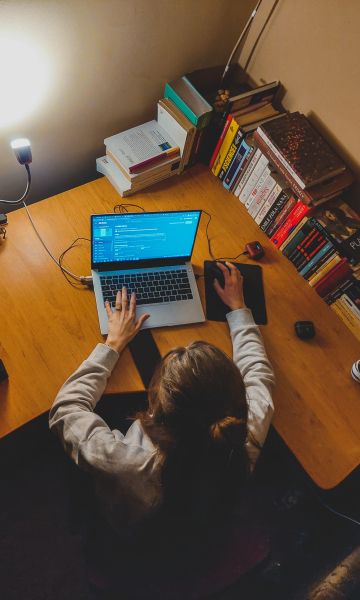 La formació online és una via habitual per aprendre IA. © Czapp Arpad / Pexels