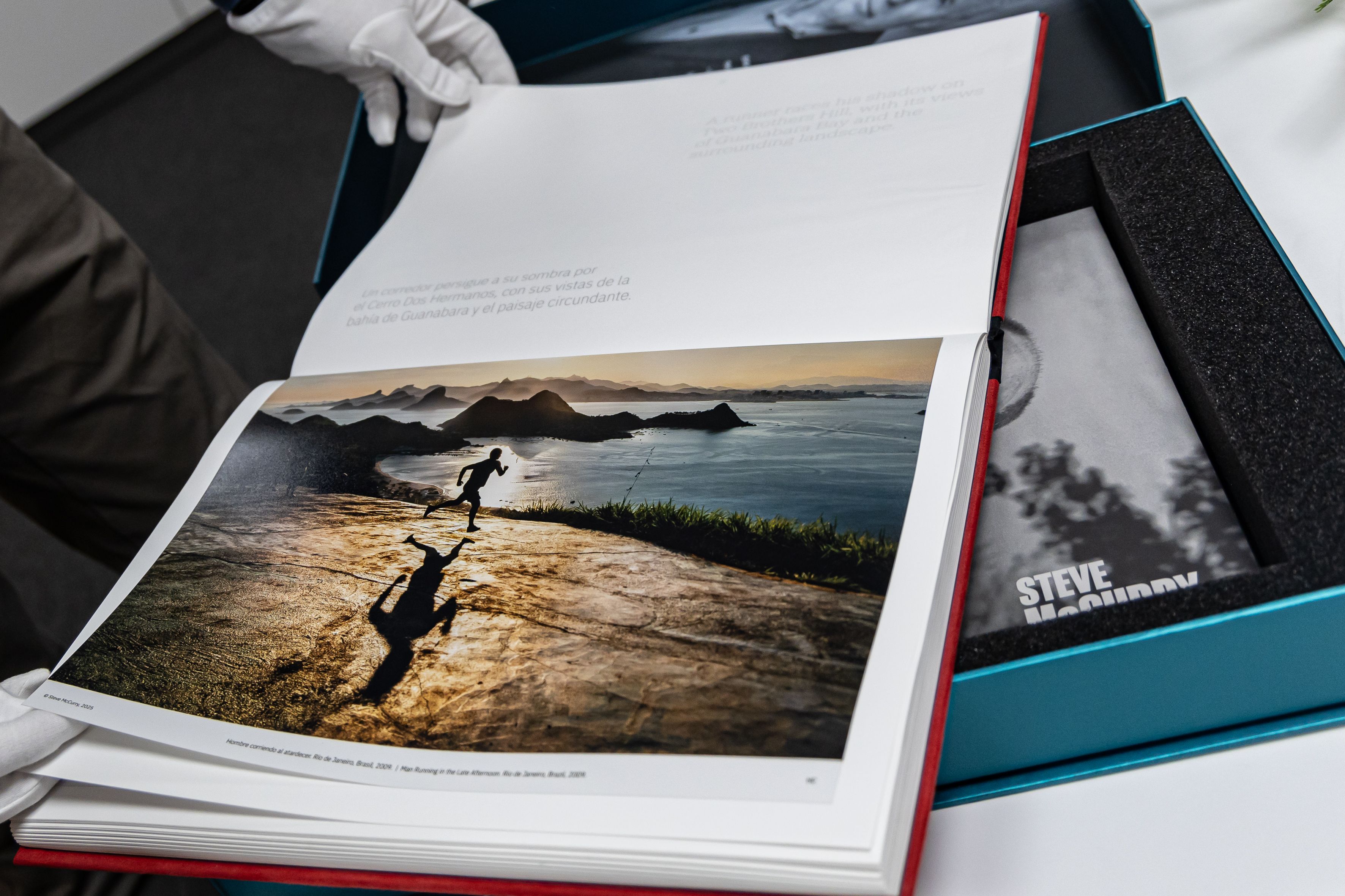 El llibre d'Artika sobre Steve McCurry, amb 40 fotografies. © Àngel Bravo