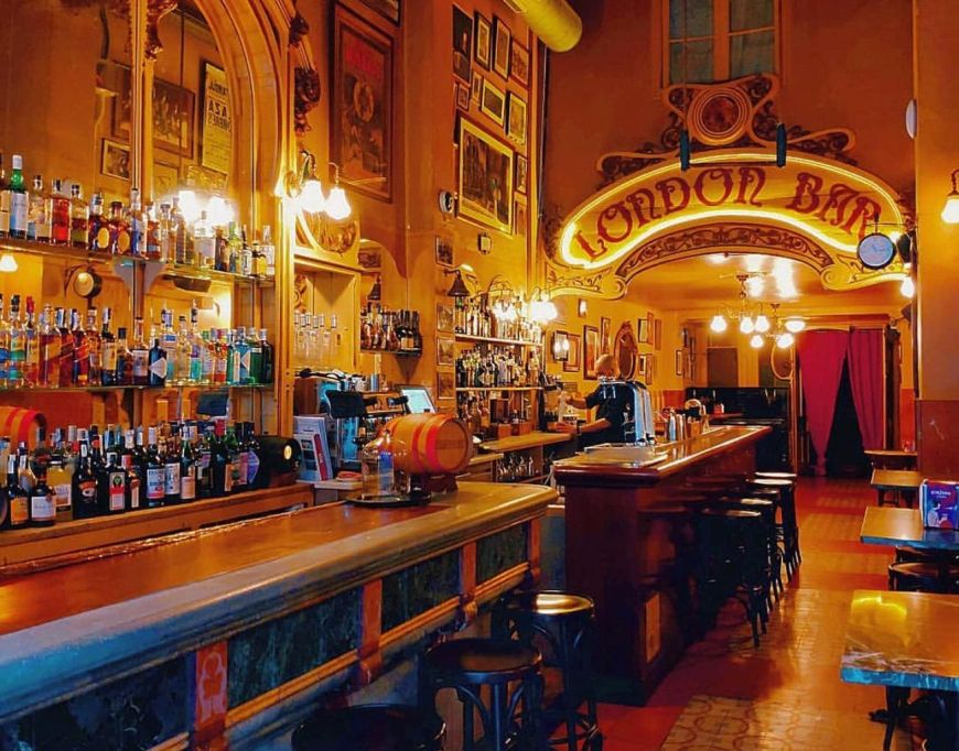 La barra del bar de London Bar