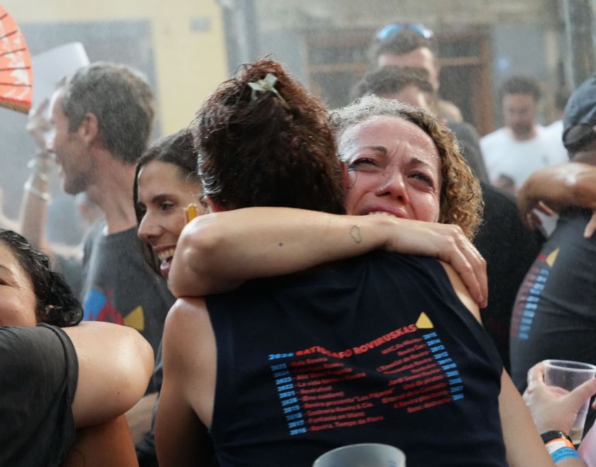 L'emoció dels veïns i veïnes de la Plaça Rovira de Gràcia