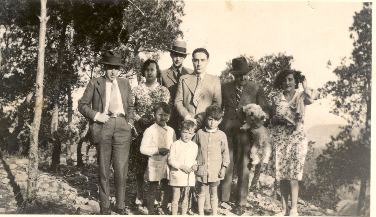 Foto en los años 30 con Planes (cuarto por la izquierda) y Sagarra, a su lado
