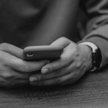 El mòbil és un dels principals canals on es competeix per l'atenció (Pexels / Han Danovijc)