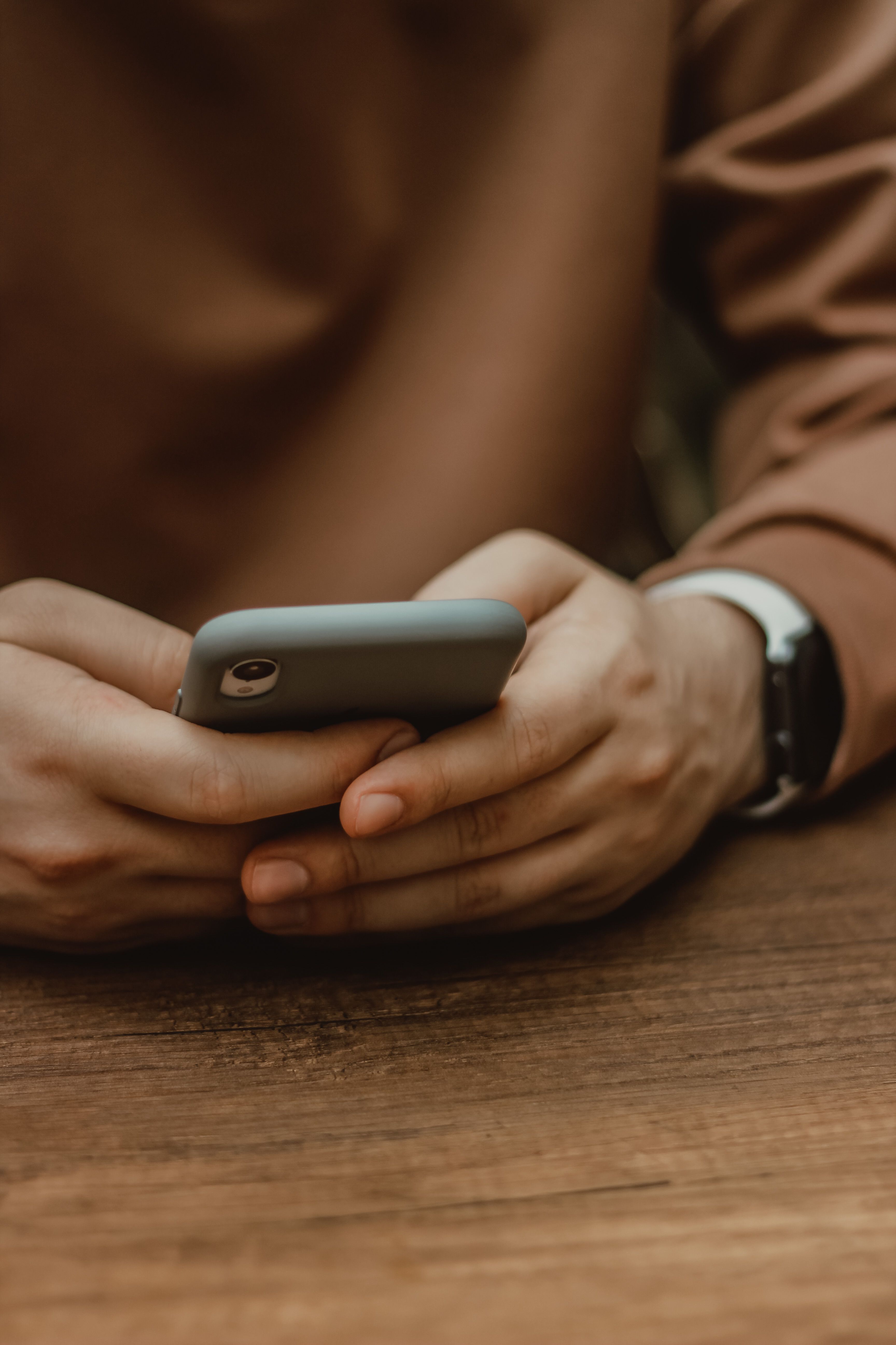Persona amb un mòbil (Pexels / Han Danovijc) Persona amb un mòbil (Pexels / Han Danovijc)