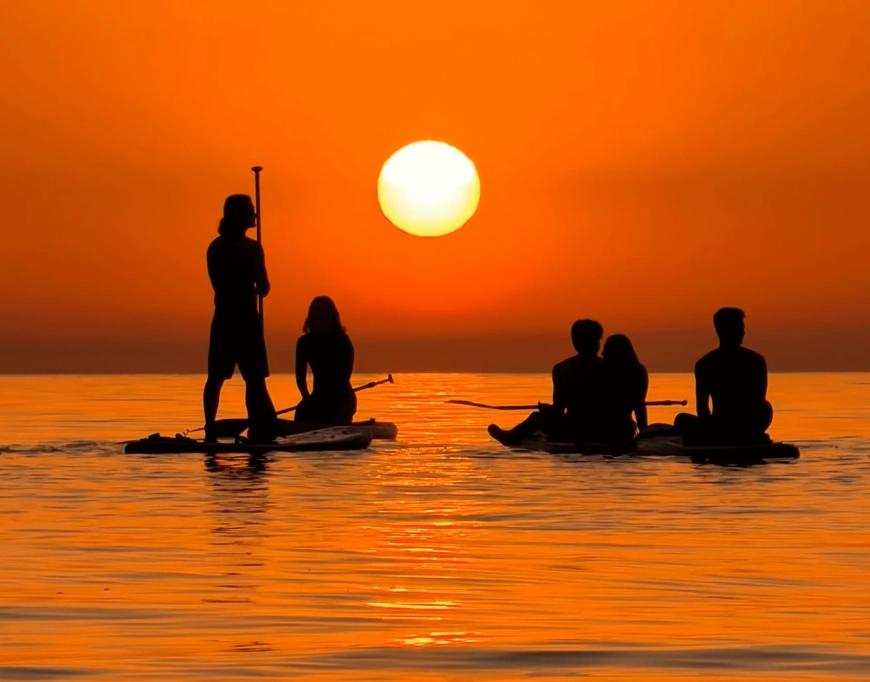 La sortida del sol sobre les taules de Sea You