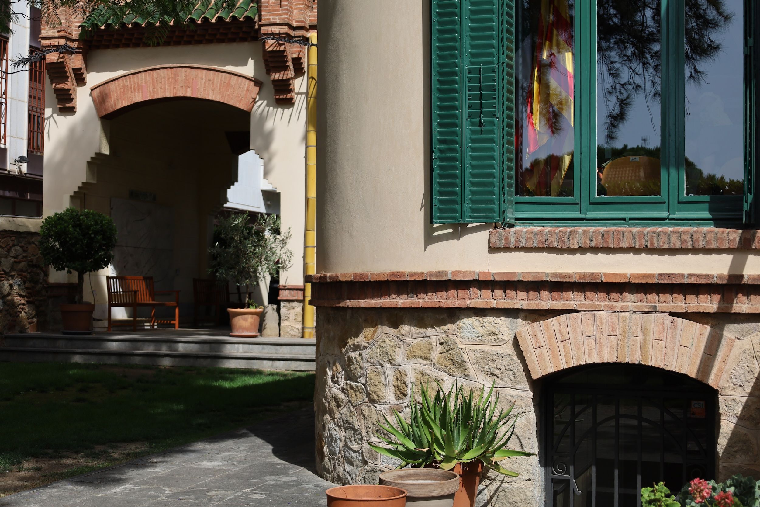 La casa desde el jardín trasero, con la antigua cochera en el fondo. © Anna Badia La casa desde el jardín trasero, con la antigua cochera en el fondo. © Anna Badia