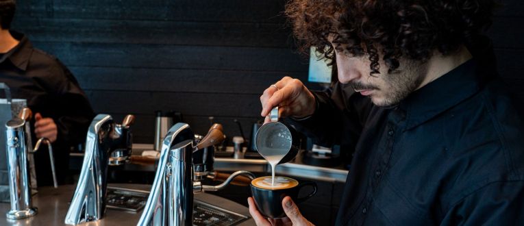Un barista en una de les cafeteries de Hidden Coffee. Un barista en una de les cafeteries de Hidden Coffee.