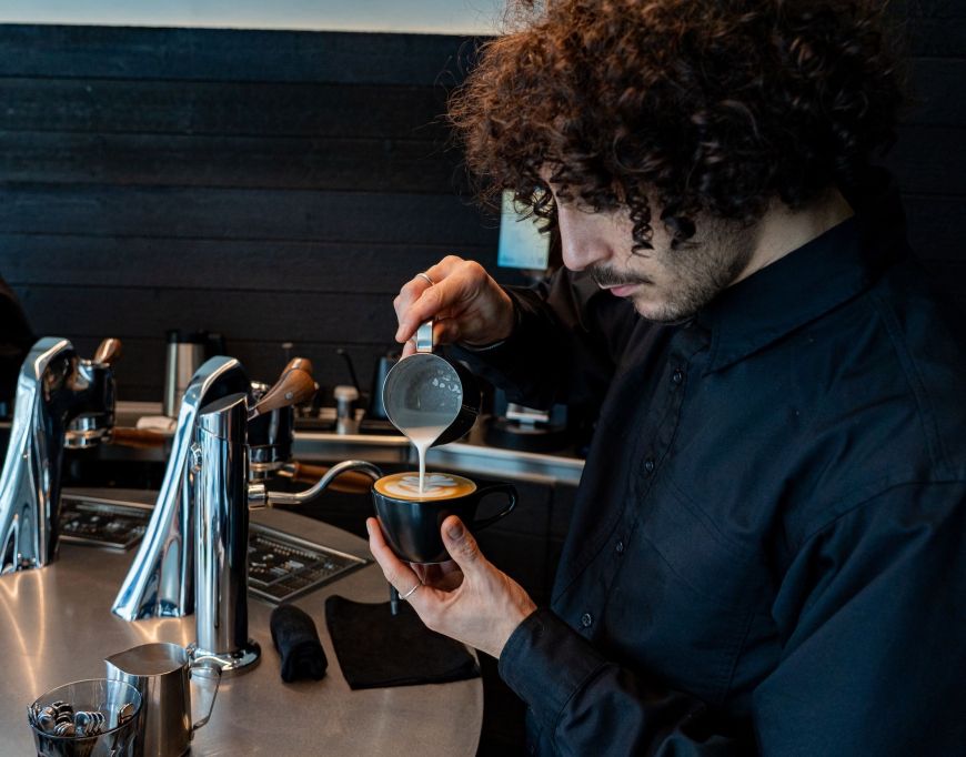 Un barista en una de les cafeteries de Hidden Coffee. Un barista en una de les cafeteries de Hidden Coffee.