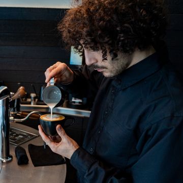 Un barista en una de les cafeteries de Hidden Coffee. Un barista en una de les cafeteries de Hidden Coffee.