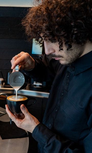 Un barista en una de les cafeteries de Hidden Coffee. Un barista en una de les cafeteries de Hidden Coffee.
