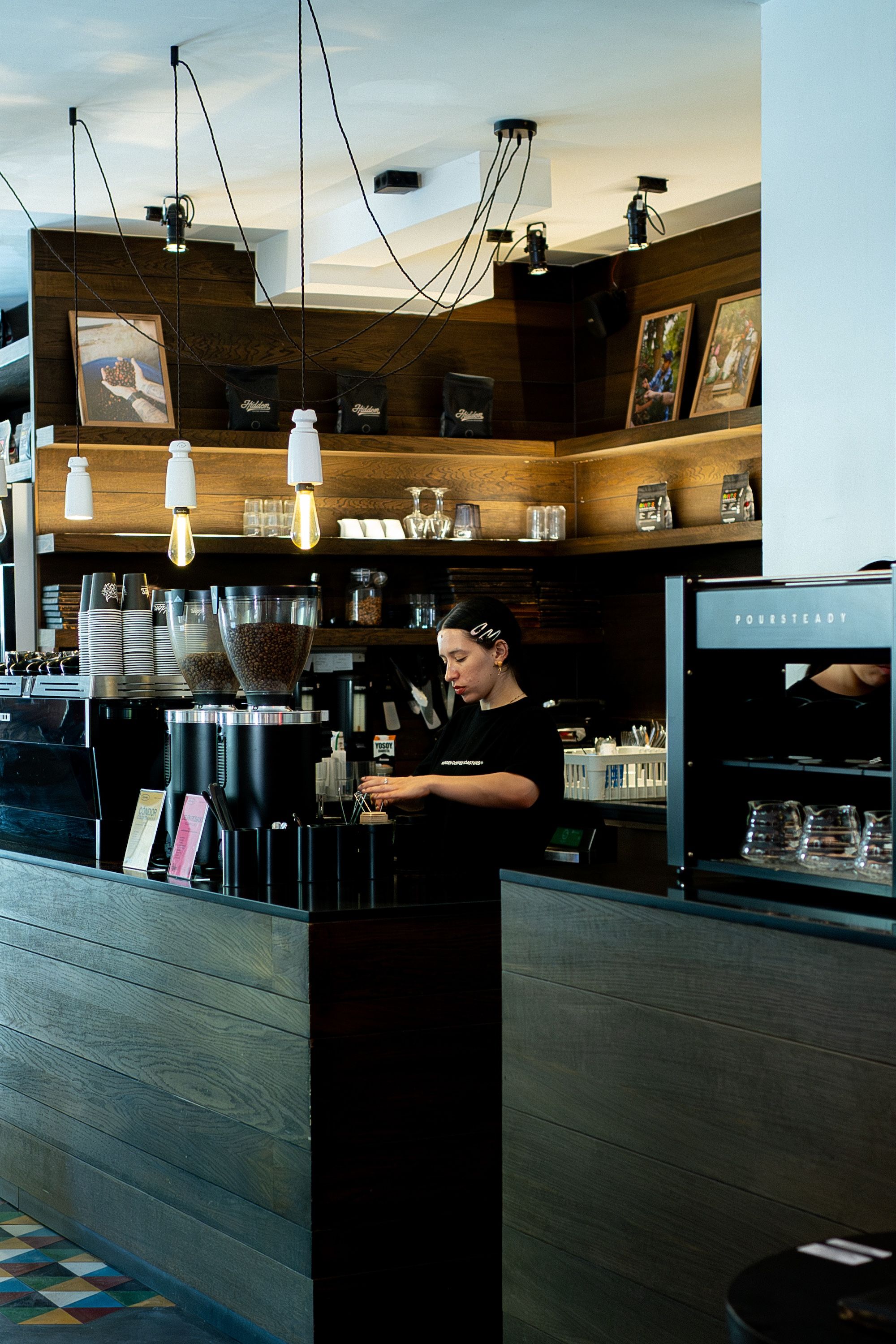 Barista de Hidden Coffee.