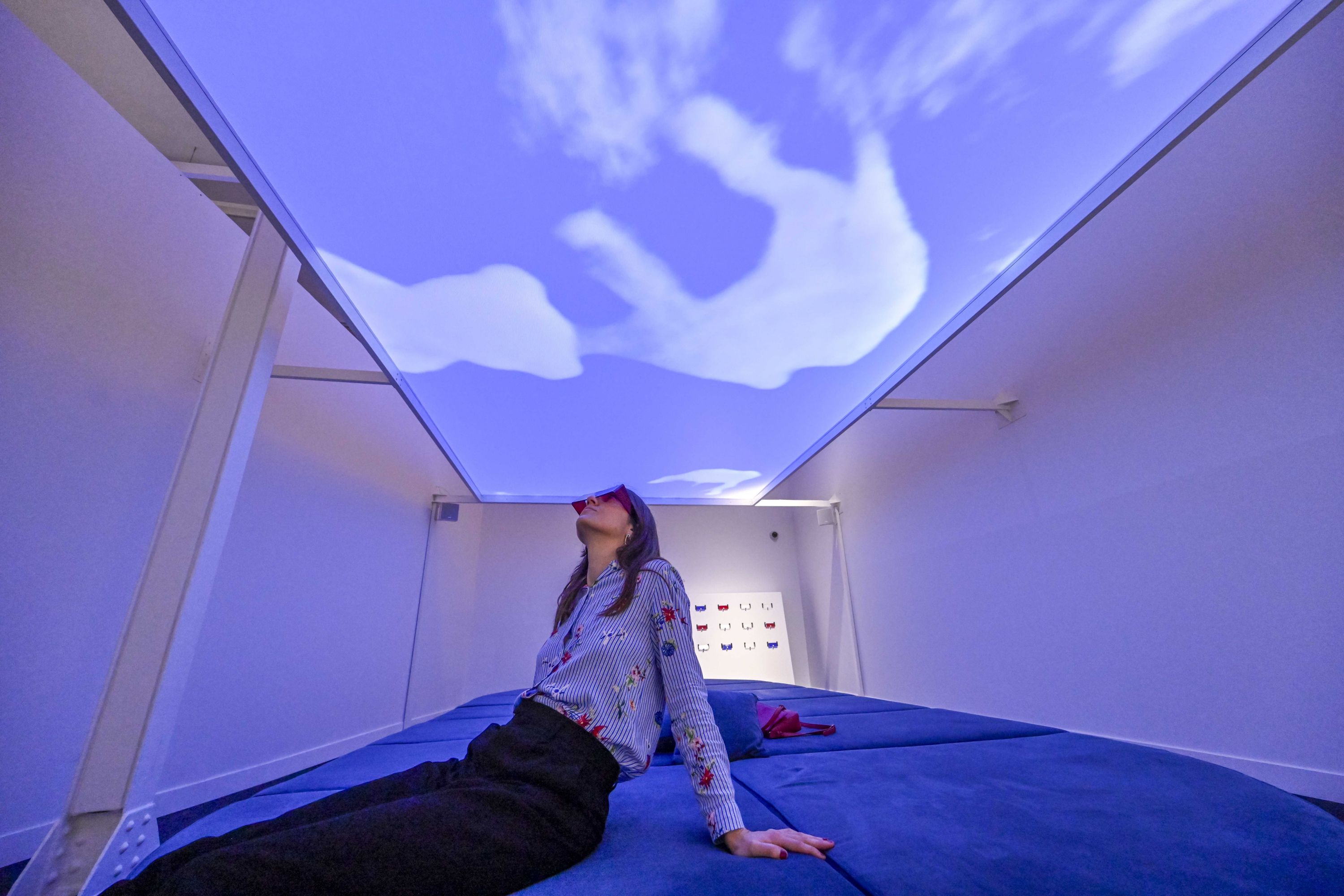 La mostra finalitza recuperando un juego infantil: mirar a las nubes e intentar reconocer figuras y objetos. © Fundació "La Caixa" La mostra finalitza recuperant un joc infantil: mirar a las nubes e intentar reconocer figuras y objetos. © Fundació "La Caixa"