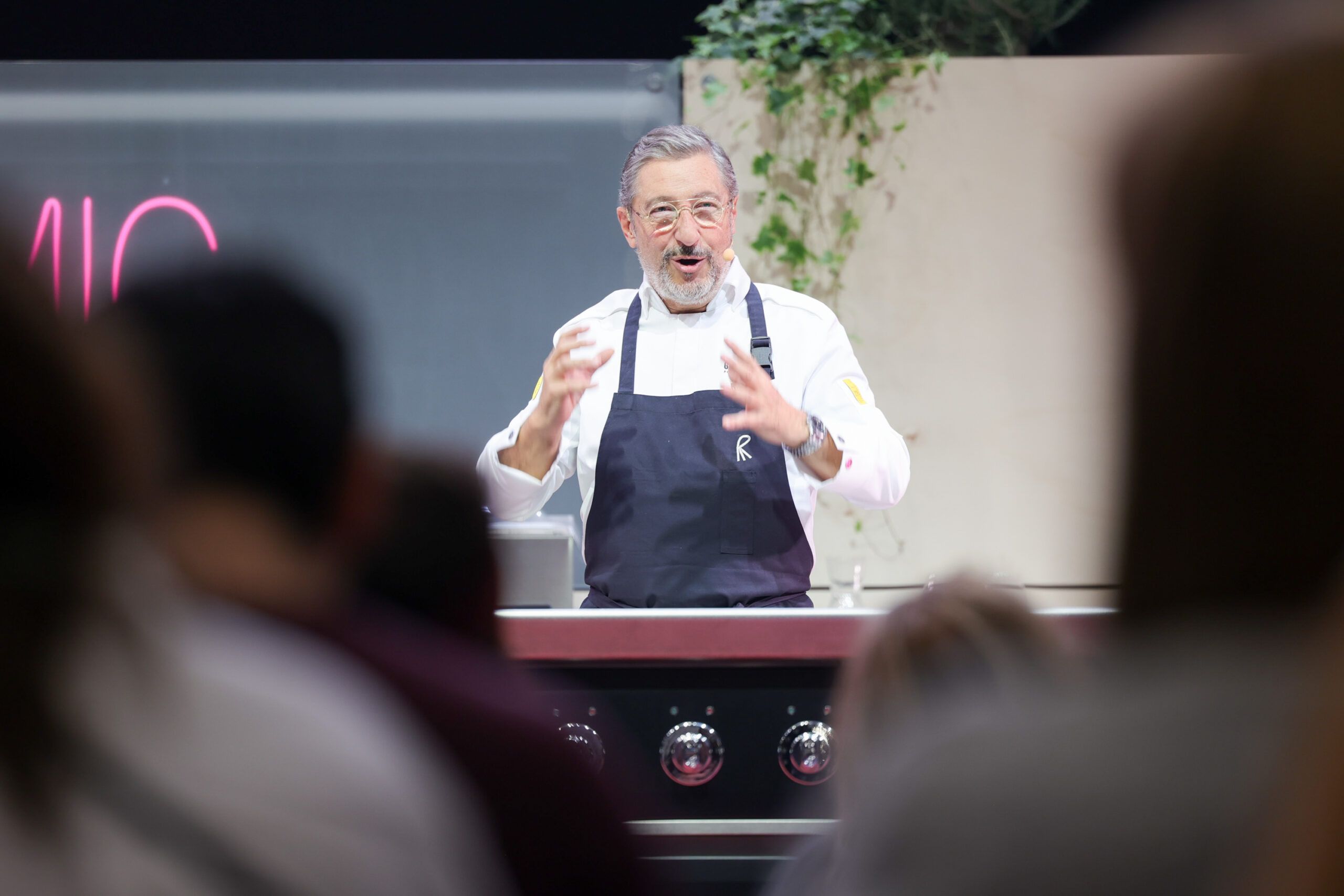Joan Roca, durant el Gastronomic Forum Barcelona, on va definir la nova cuina catalana comla continuïtat viva d’una tradicióreinterpretada des del present.
