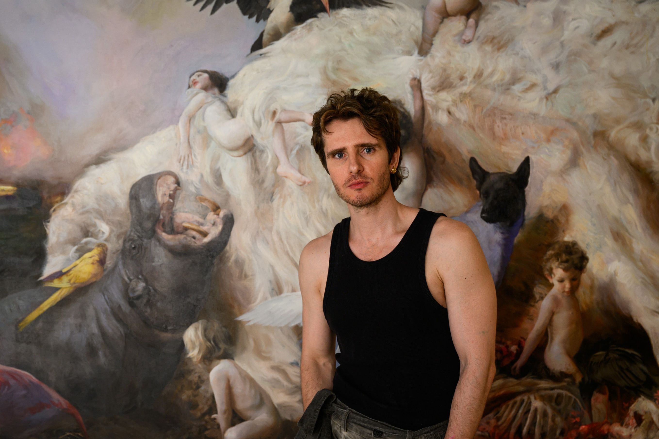 Guillermo Lorca junto a una de sus pinturas expuestas en La casa de la arena ©Antoni Bofill / MEAM Guillermo Lorca junto a una de sus pinturas expuestas en La casa de la arena ©Antoni Bofill / MEAM