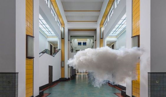 Berndnaut Smilde, “Nimbus Kunstmuseum Hal”, 2021. ©Berndnaut Smilde. Fotografia de Cassander Eeftinck Schattenkerk