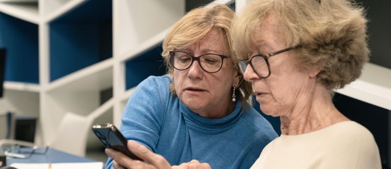Dues persones grans participants en un taller de competències digitals. © Fundació "la Caixa" Dues persones grans participants en un taller de competències digitals. © Fundació "la Caixa"