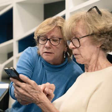Dues persones grans participants en un taller de competències digitals. © Fundació "la Caixa"