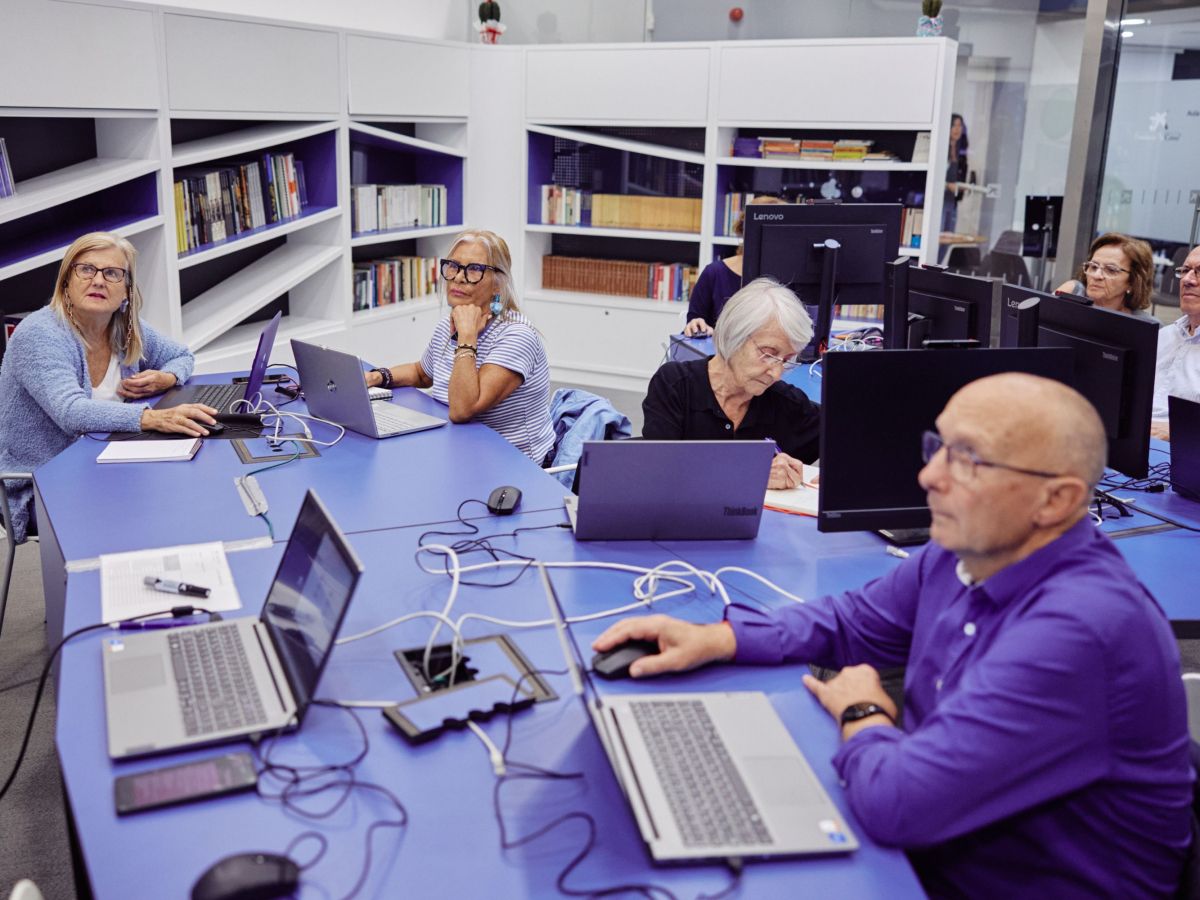 Gent gran a un taller sobre competències digitals. © Fundació "la Caixa" Gent gran a un taller sobre competències digitals. © Fundació "la Caixa"