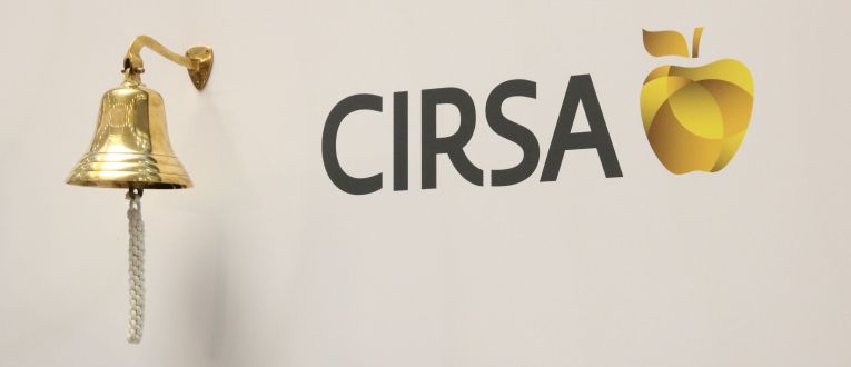 La tradicional campana al costat del logotip de Cirsa en el dia del debut de la companyia a borsa © Maria Asmarat (ACN) La tradicional campana al costat del logotip de Cirsa en el dia del debut de la companyia a borsa © Maria Asmarat (ACN)