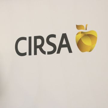 La tradicional campana al costat del logotip de Cirsa en el dia del debut de la companyia a borsa © Maria Asmarat (ACN) La tradicional campana al costat del logotip de Cirsa en el dia del debut de la companyia a borsa © Maria Asmarat (ACN)