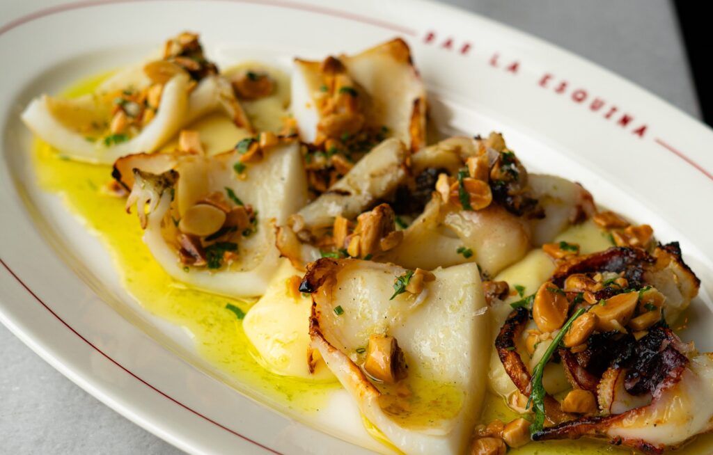 Sepieta a la brasa, con cremoso de patata y almendras tostadas © Cedida