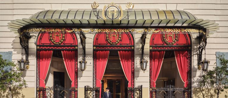 L’accés principal a l’Hotel Palace a la primavera de 2026. El vermell predomina al xamfrà de la Gran Via amb Roger de Llúria. © Royal Blue Bird L’accés principal a l’Hotel Palace a la primavera de 2026. El vermell predomina al xamfrà de la Gran Via amb Roger de Llúria. © Royal Blue Bird