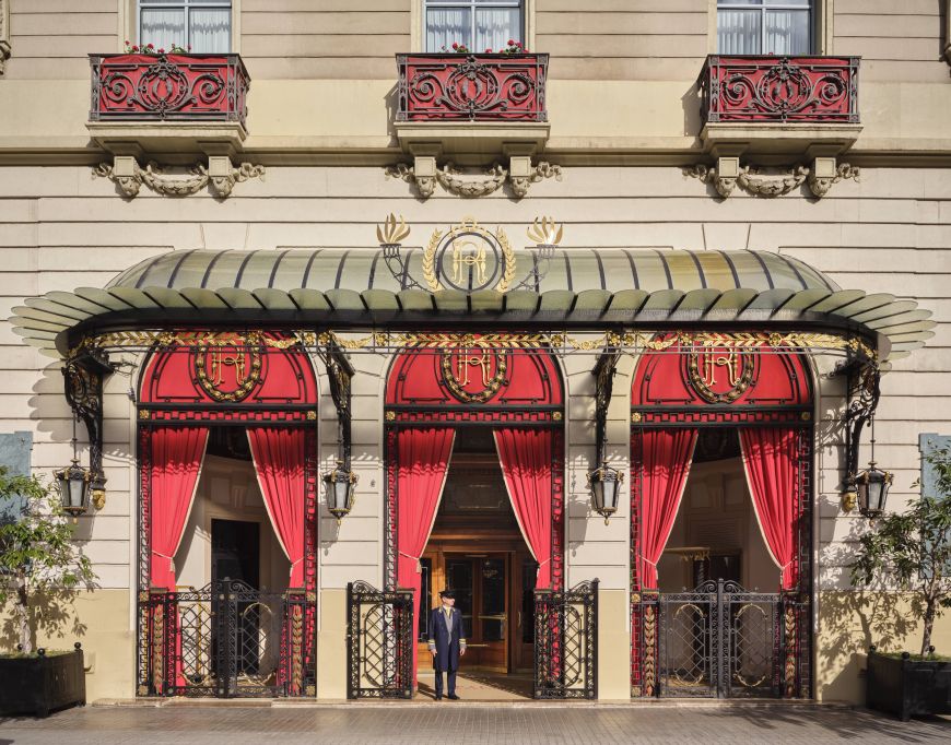 L’accés principal a l’Hotel Palace a la primavera de 2026. El vermell predomina al xamfrà de la Gran Via amb Roger de Llúria. © Royal Blue Bird L’accés principal a l’Hotel Palace a la primavera de 2026. El vermell predomina al xamfrà de la Gran Via amb Roger de Llúria. © Royal Blue Bird
