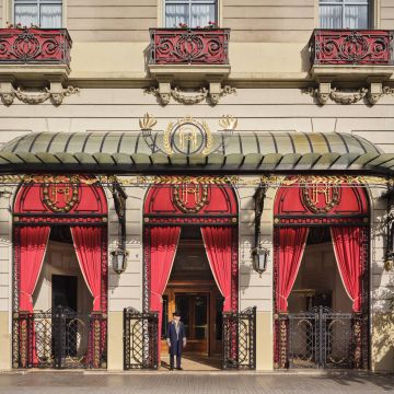 L’accés principal a l’Hotel Palace a la primavera de 2026. El vermell predomina al xamfrà de la Gran Via amb Roger de Llúria. © Royal Blue Bird L’accés principal a l’Hotel Palace a la primavera de 2026. El vermell predomina al xamfrà de la Gran Via amb Roger de Llúria. © Royal Blue Bird