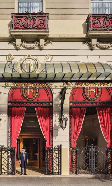 L’accés principal a l’Hotel Palace a la primavera de 2026. El vermell predomina al xamfrà de la Gran Via amb Roger de Llúria. © Royal Blue Bird L’accés principal a l’Hotel Palace a la primavera de 2026. El vermell predomina al xamfrà de la Gran Via amb Roger de Llúria. © Royal Blue Bird