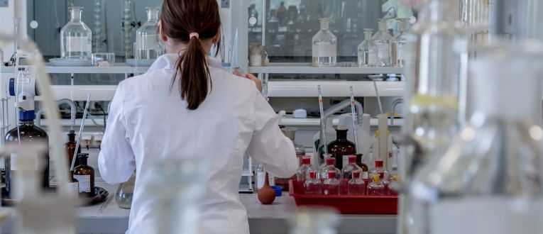 Una dona en un laboratori analitzant una possible cura © Pixabay Una dona en un laboratori analitzant una possible cura © Pixabay
