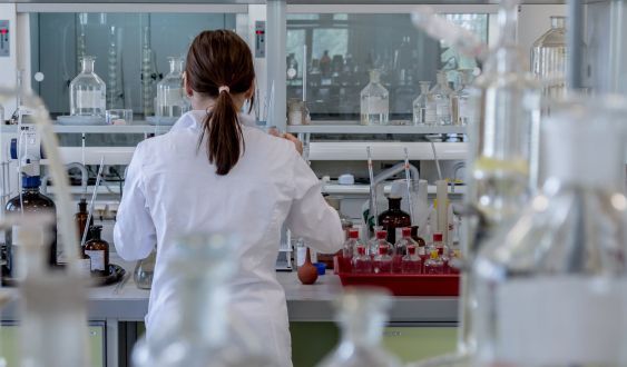 Una dona en un laboratori analitzant una possible cura © Pixabay