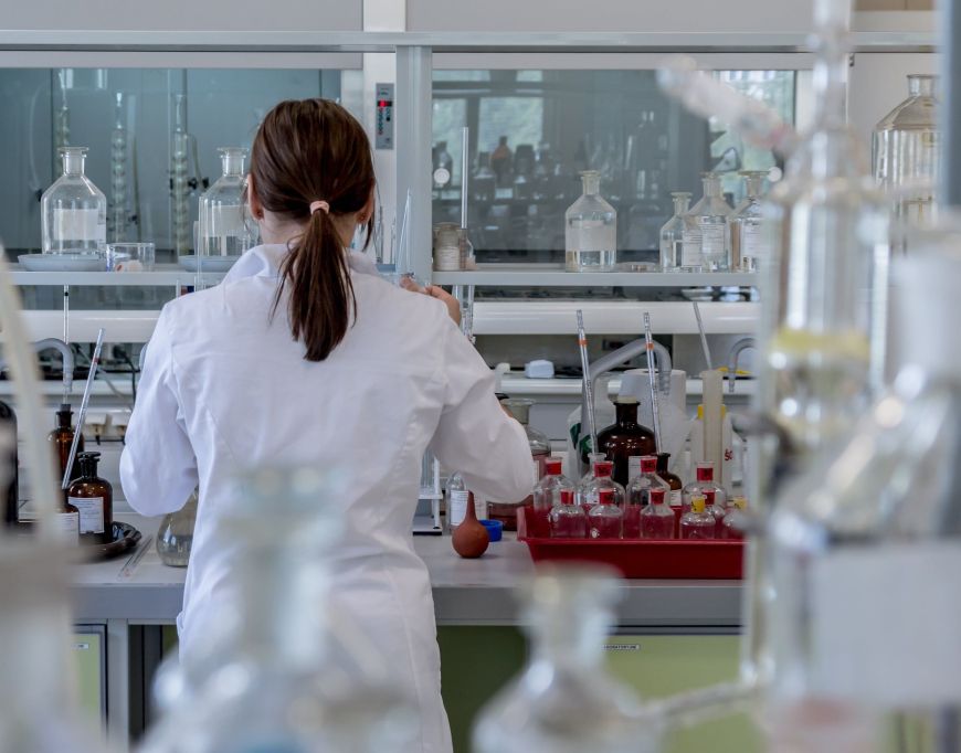 Una dona en un laboratori analitzant una possible cura © Pixabay