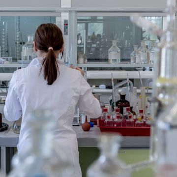 Una dona en un laboratori analitzant una possible cura © Pixabay Una dona en un laboratori analitzant una possible cura © Pixabay