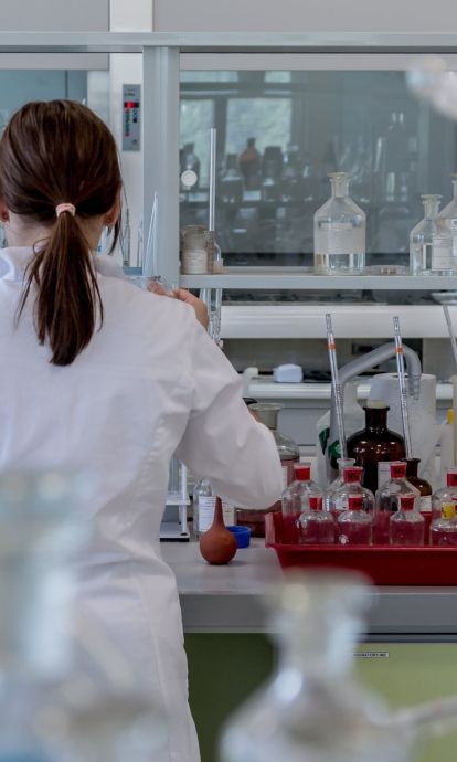 Una dona en un laboratori analitzant una possible cura © Pixabay Una dona en un laboratori analitzant una possible cura © Pixabay