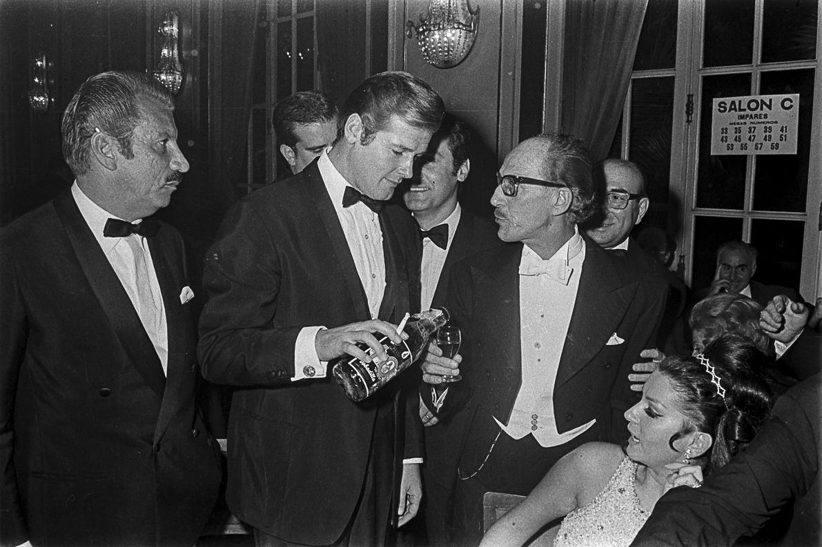 Roger Moore fue la estrella invitada de los Premios Ondas de 1967 que se celebraron en el hotel. En la foto, con el resto de galardonados aquel año y durante la cena Roger Moore fue la estrella invitada de los Premios Ondas de 1967 que se celebraron en el hotel. En la foto, con el resto de galardonados aquel año y durante la cena
