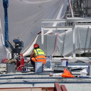 Un operari treballant a la planta superior de l'estació de Sants de Barcelona  © Andrea Salazar | ACN