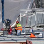 Un operari treballant a la planta superior de l'estació de Sants de Barcelona  © Andrea Salazar | ACN