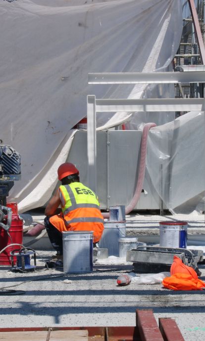 Un operari treballant a la planta superior de l'estació de Sants de Barcelona © Andrea Salazar | ACN Un operari treballant a la planta superior de l'estació de Sants de Barcelona © Andrea Salazar | ACN