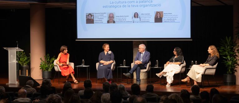 Elena de Carandini, CEO de Castell Raimat i presidenta de la Fundació Comunitària Raimat Lleida; Josep Maria Carreté, secretari general del Departament de Cultura de la Generalitat de Catalunya; Alba Guzmán, sòcia fundadora de l’agència de comunicació ROSAPARKS; i Marta Otzet, directora de Cultura i Acció Socioeducativa de la Basílica de la Sagrada Família © Fundació Catalunya Cultura Elena de Carandini, CEO de Castell Raimat i presidenta de la Fundació Comunitària Raimat Lleida; Josep Maria Carreté, secretari general del Departament de Cultura de la Generalitat de Catalunya; Alba Guzmán, sòcia fundadora de l’agència de comunicació ROSAPARKS; i Marta Otzet, directora de Cultura i Acció Socioeducativa de la Basílica de la Sagrada Família © Fundació Catalunya Cultura