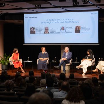Taula rodona moderada per Gerogina Ferri, directora de Betevé: Elena de Carandini, CEO de Castell Raimat i presidenta de la Fundació Comunitària Raimat Lleida; Josep Maria Carreté, secretari general del Departament de Cultura de la Generalitat de Catalunya; Alba Guzmán, sòcia fundadora de l’agència de comunicació ROSAPARKS; i Marta Otzet, directora de Cultura i Acció Socioeducativa de la Basílica de la Sagrada Família © Fundació Catalunya Cultura Taula rodona moderada per Gerogina Ferri, directora de Betevé: Elena de Carandini, CEO de Castell Raimat i presidenta de la Fundació Comunitària Raimat Lleida; Josep Maria Carreté, secretari general del Departament de Cultura de la Generalitat de Catalunya; Alba Guzmán, sòcia fundadora de l’agència de comunicació ROSAPARKS; i Marta Otzet, directora de Cultura i Acció Socioeducativa de la Basílica de la Sagrada Família © Fundació Catalunya Cultura