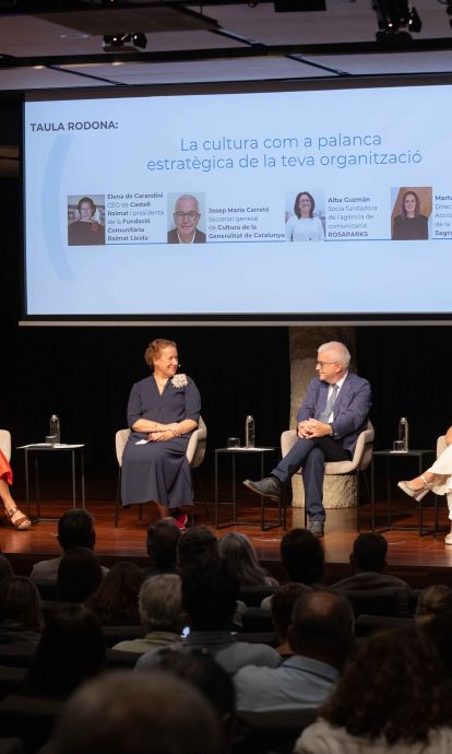 Taula rodona moderada per Gerogina Ferri, directora de Betevé: Elena de Carandini, CEO de Castell Raimat i presidenta de la Fundació Comunitària Raimat Lleida; Josep Maria Carreté, secretari general del Departament de Cultura de la Generalitat de Catalunya; Alba Guzmán, sòcia fundadora de l’agència de comunicació ROSAPARKS; i Marta Otzet, directora de Cultura i Acció Socioeducativa de la Basílica de la Sagrada Família © Fundació Catalunya Cultura Taula rodona moderada per Gerogina Ferri, directora de Betevé: Elena de Carandini, CEO de Castell Raimat i presidenta de la Fundació Comunitària Raimat Lleida; Josep Maria Carreté, secretari general del Departament de Cultura de la Generalitat de Catalunya; Alba Guzmán, sòcia fundadora de l’agència de comunicació ROSAPARKS; i Marta Otzet, directora de Cultura i Acció Socioeducativa de la Basílica de la Sagrada Família © Fundació Catalunya Cultura