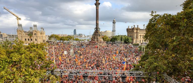 Manifestació a Barcelona convocada per l'ANC, Òmnium Cultural i altres entitats, a la plaça del Portal de la Pau, on hi ha el monument a Colom el 2025 © ACN