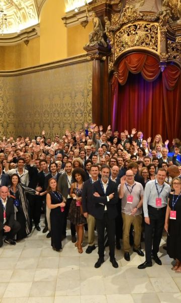 Foto de família d’una part dels socis i professionals internacionals que avui han assistit a l’Hola Barcelona! Cocktail © Cedida Foto de família d’una part dels socis i professionals internacionals que avui han assistit a l’Hola Barcelona! Cocktail © Cedida