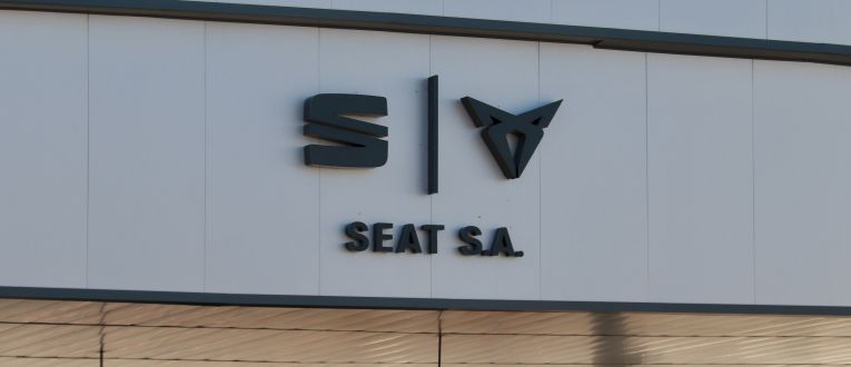 Logotips de Seat i Cupra a l'entrada principal de la fàbrica de Martorell © Gemma Sánchez Bonel (ACN) Logotips de Seat i Cupra a l'entrada principal de la fàbrica de Martorell © Gemma Sánchez Bonel (ACN)