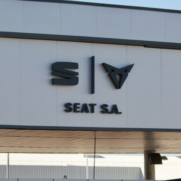 Logotips de Seat i Cupra a  l'entrada principal de la fàbrica de Martorell © Gemma Sánchez Bonel (ACN)