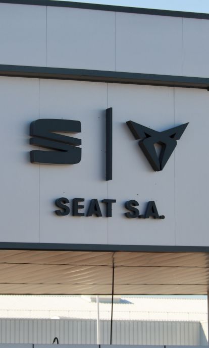 Logotips de Seat i Cupra a l'entrada principal de la fàbrica de Martorell © Gemma Sánchez Bonel (ACN) Logotips de Seat i Cupra a l'entrada principal de la fàbrica de Martorell © Gemma Sánchez Bonel (ACN)