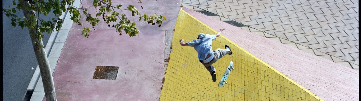 El skater Javier Sarmiento, fotografiat a Barcelona per Ed Templeton. © Ed Templeton