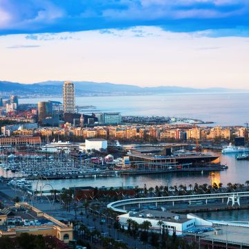 Port de Barcelona al capvespre © Freepick